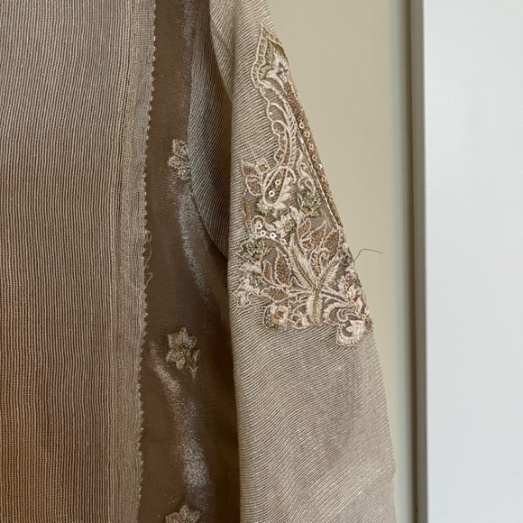 Threads and motifs suit - Picture 3 of 4